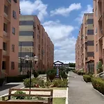 Quarto em Apartamento Mobiliado em Condomínio